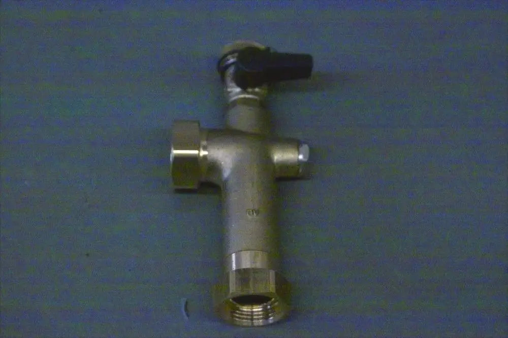 Brötje-Winkel mit KFE-Hahn, verbunden mit zwei weiteren Anschlüssen. Das Bild zeigt eine Metallarmatur mit einer drehbaren Wasserhahn-Konstruktion.