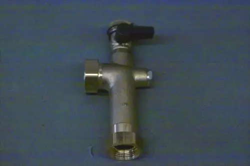 Brötje-Winkel mit KFE-Hahn, verbunden mit zwei weiteren Anschlüssen. Das Bild zeigt eine Metallarmatur mit einer drehbaren Wasserhahn-Konstruktion.