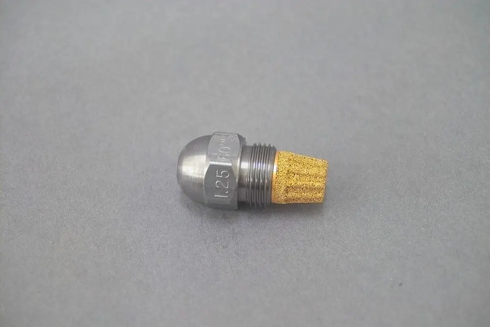 Brötje Düse aus Metall mit gewindeloser Verbindung und einem goldfarbenen Filterelement oben. Produkt in neutralem Umfeld abgebildet.
