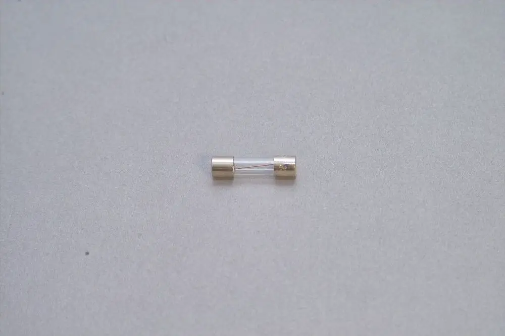 Brötje Sicherung in Glaszylinder-Design mit Metallenden, zur Verwendung in elektrischen Geräten. Sichtbare Drahtverbindung im Inneren.