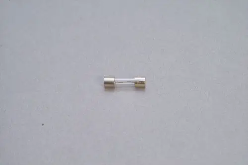 Brötje Sicherung in Glaszylinder-Design mit Metallenden, zur Verwendung in elektrischen Geräten. Sichtbare Drahtverbindung im Inneren.