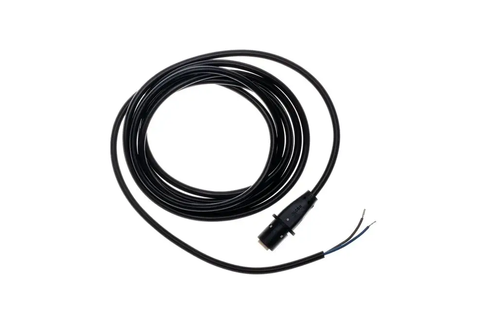 Schwarzes Signalkabel von Brötje mit einem Stecker und freiliegenden Drähten. Kabel hat eine schlanke Form und ist ordentlich aufgewickelt.