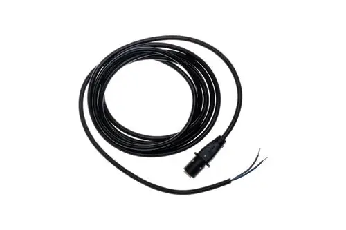 Schwarzes Signalkabel von Brötje mit einem Stecker und freiliegenden Drähten. Kabel hat eine schlanke Form und ist ordentlich aufgewickelt.