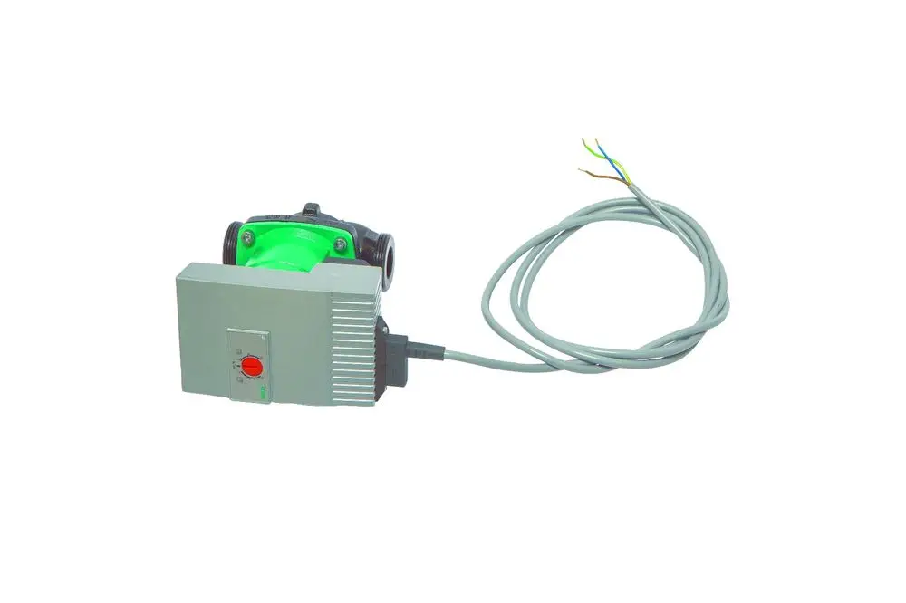 Brötje Pumpe mit grauem Gehäuse und grüner Pumpe, ausgestattet mit Kabel und Anschlussstecker. Das Produkt zeigt eine Steuerungseinheit mit einem roten Knopf.
