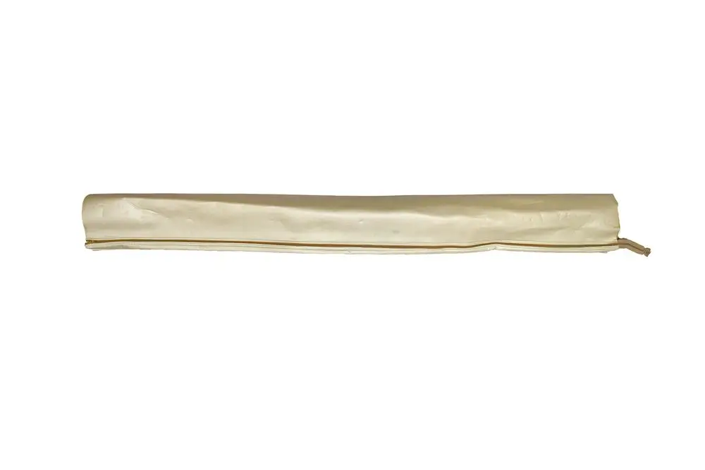 Brötje Folienmantel in gerollter Form, beige, mit einer Schnur zum Verschließen an einem Ende.