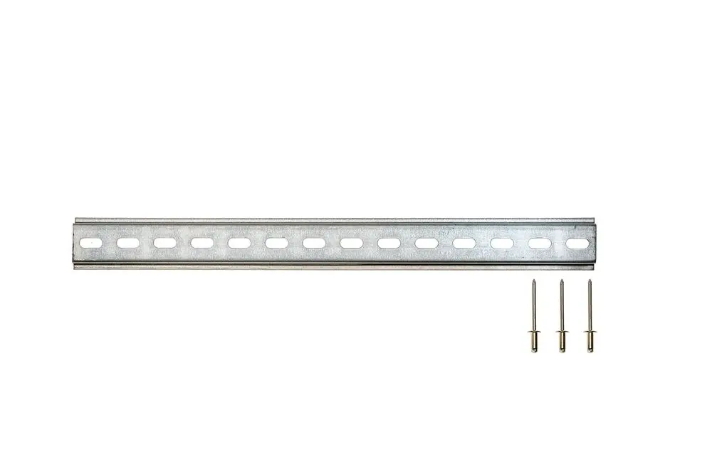 Metallische Hutschiene von Brötje mit mehreren Löchern zur Befestigung, begleitet von drei passenden Abstandshaltern aus Metall.
