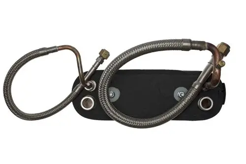 Brötje Plattenwärmetauscher mit zwei flexiblen Anschlussleitungen, montiert auf einer schwarzen Platte mit Metallanschlüssen.