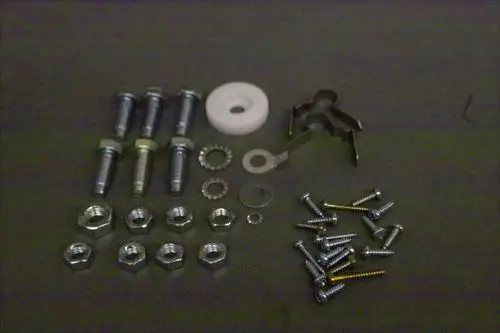 Schrauben und Unterlegscheiben von Brötje, angeordnet auf einer Fläche. Verschiedene Größen und Typen von Schrauben sind sichtbar, einschließlich spezifischer Metallteile.