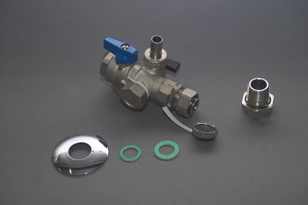 Brötje Kugelhahn aus Metall mit blauen Hebel und mehreren Zubehörteilen wie Dichtungen und einer chromierten Abdeckung auf grauem Hintergrund.