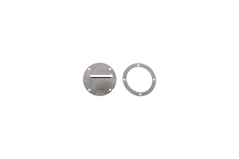 Metallene Luftblende von Brötje mit schmalem Schlitz und kreisrunder Form, ausgestattet mit mehreren Befestigungsbohrungen.