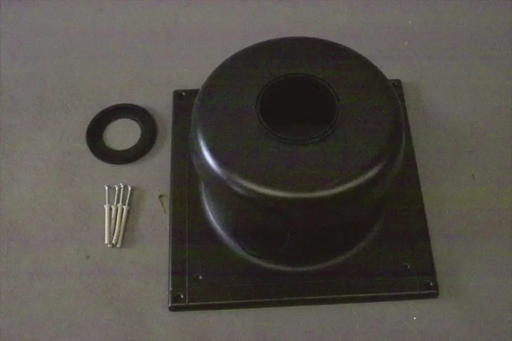 Schwarze, runde Schachtabdeckung mit einem Anschlussrohr in der Mitte, versehen mit einer Dichtungsrunde und Schrauben. Produkt von Brötje.
