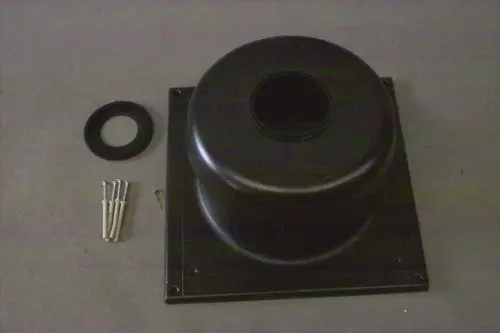 Schwarze, runde Schachtabdeckung mit einem Anschlussrohr in der Mitte, versehen mit einer Dichtungsrunde und Schrauben. Produkt von Brötje.