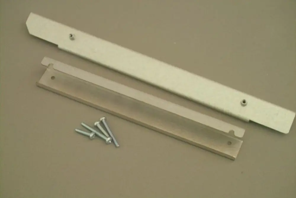 Zwei Metallhalterungen von Brötje mit dazugehörigen Schrauben. Die Halterungen haben verschiedene Längen und sind passend für Heizungsinstallationen.