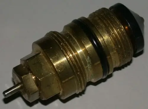 Brassene Ventilkomponente von Brötje mit mehreren Rillen und Dichtungsringen, ausgestattet mit einem Auslass. Gezeigt auf einem hellen Hintergrund.