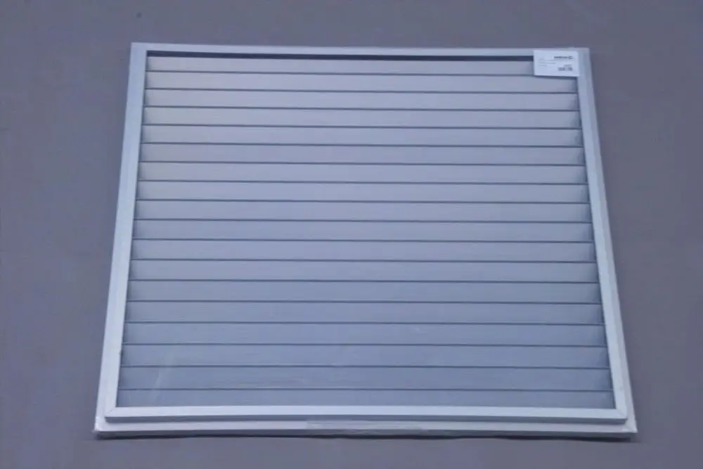 Weißes Wetterschutzgitter mit horizontalen Lamellen und einem stabilen Rahmen, geeignet für die Montage in lufttechnischen Anlagen, hergestellt von Brötje.