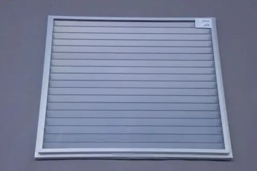 Weißes Wetterschutzgitter mit horizontalen Lamellen und einem stabilen Rahmen, geeignet für die Montage in lufttechnischen Anlagen, hergestellt von Brötje.