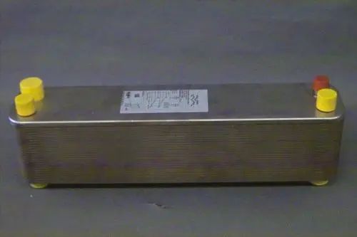 Brötje Verdampfer mit schwarzem Gehäuse und gelben sowie roten Anschlüssen. Auf der Oberfläche befindet sich ein Typenschild mit technischen Informationen.