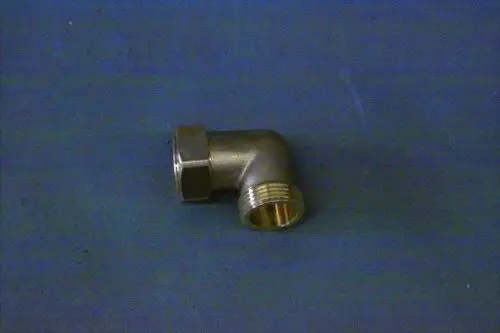 Brötje Winkel aus Metall mit einem 90-Grad-Biegung und zwei unterschiedlichen Anschlussgewinden, liegend auf einer blauen Unterlage.