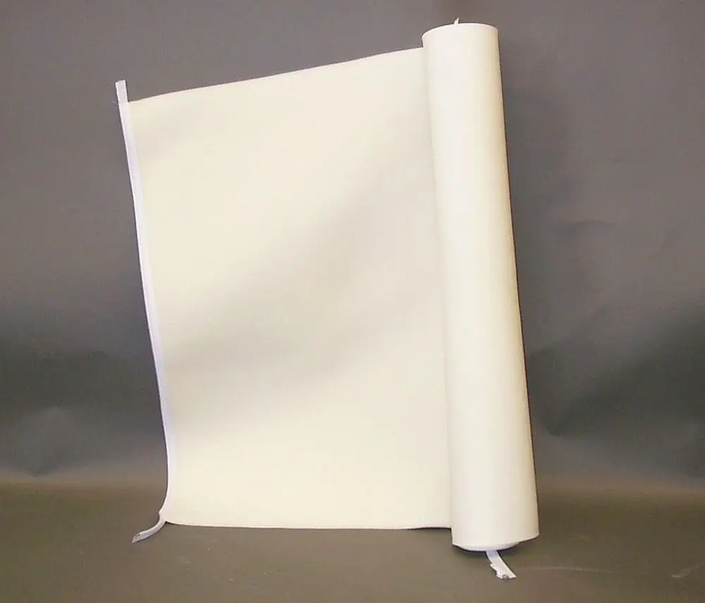 Weißer, gerollter Folienmantel von Brötje, auf einer Seite flach liegend. Das Material ist glatt und ohne erkennbare Muster oder Texturen.