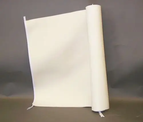 Weißer, gerollter Folienmantel von Brötje, auf einer Seite flach liegend. Das Material ist glatt und ohne erkennbare Muster oder Texturen.