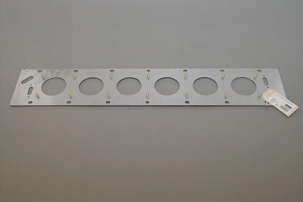 Brötje Brennerplatte aus Metall mit mehreren kreisförmigen Ausschnitten und Gewinden, zur Montage und Verbindung von Komponenten in Heizsystemen.