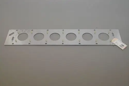 Brötje Brennerplatte aus Metall mit mehreren kreisförmigen Ausschnitten und Gewinden, zur Montage und Verbindung von Komponenten in Heizsystemen.