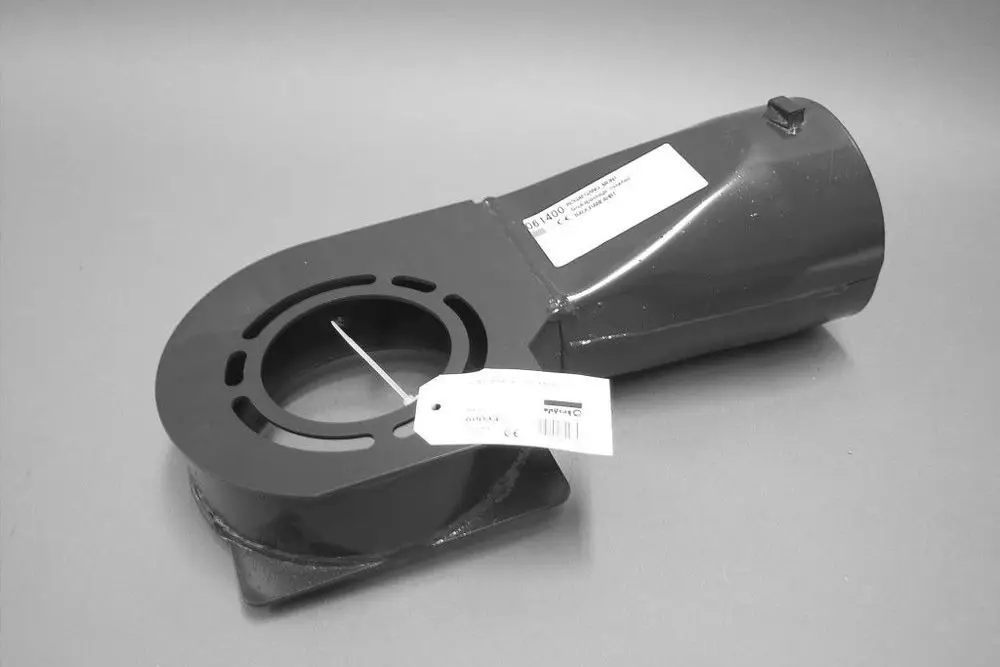 Brötje Lüfteradapterkasten in schwarzem Finish. Das Produkt hat eine gebogene Form mit einer runden Öffnung und einem Anschluss. Ein Etikett ist an der Seite angebracht.