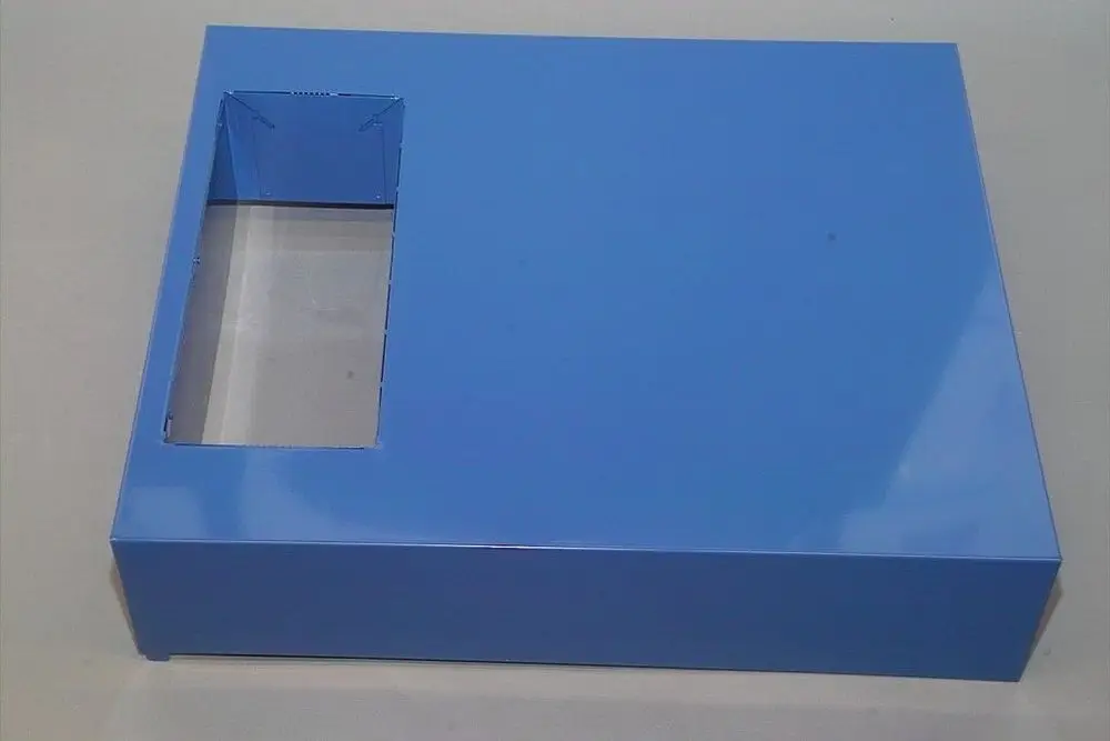 Blauer Verkleidungsdeckel von Brötje mit rechteckiger Aussparung, flache Oberfläche und rechtwinklige Ecken.