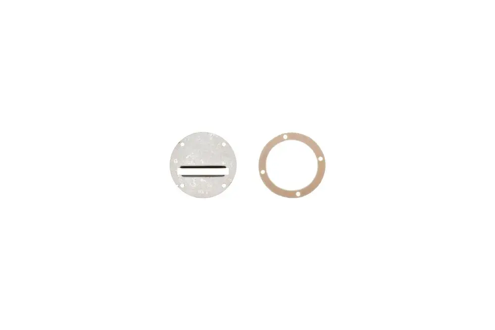 Zwei Metallteile von Brötje, eines mit einem schlitzförmigen Öffnung und Randschraublöchern, das andere mit einem ringförmigen, flachen Design und ebenfalls Randschraublöchern.