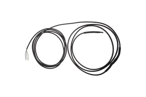 Schwarzes Heizband von Brötje mit zwei flexiblen Kabeln. Die Kabel enden in vier farbigen Leitungen, die zur elektrischen Verbindung vorgesehen sind.