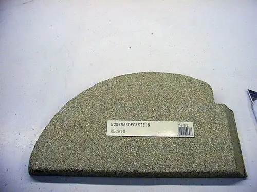 Bodenblech von Brötje, rechteckige Form mit abgerundeter Ecke, grobkörnige Oberfläche, etikettiert mit Produktinformationen, auf heller Oberfläche platziert.