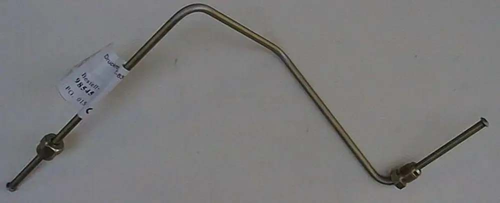 Brötje Druckrohr, metallisch, gebogen mit zwei Anschlüssen. Eignet sich für Heizungsanlagen. Lieferung mit Etikett.