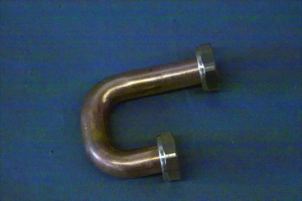 Vorfederrohr aus Metall mit zwei schraubbaren Anschlussflanschen, typisches Bauteil von Brötje für Heizsysteme.