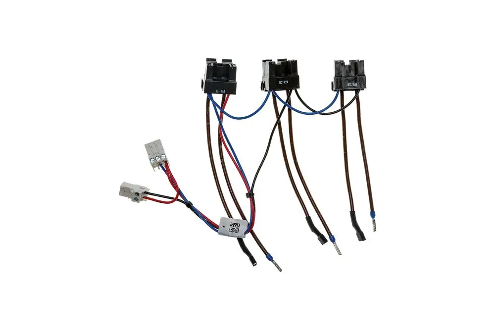 Brötje Elektroheizstab mit mehreren Anschlussleitern in unterschiedlichen Farben, verbunden mit mehreren Steckverbindern für die elektrische Installation.
