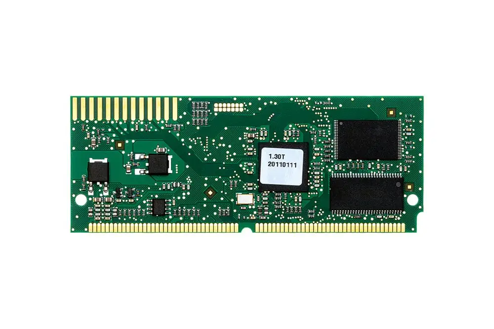 Grüner Speicherchip von Brötje mit verschiedenen elektronischen Bauteilen und Kontakten auf der Leiterplatte.