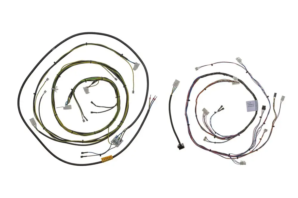 Kabelbaum von Brötje mit mehreren Leitungen und Steckverbindern, arrangiert in spiralenförmigen Mustern auf hellem Hintergrund.