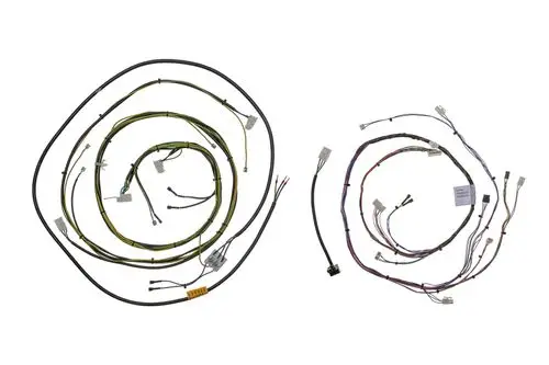 Kabelbaum von Brötje mit mehreren Leitungen und Steckverbindern, arrangiert in spiralenförmigen Mustern auf hellem Hintergrund.