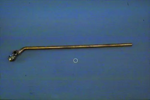 Röhrenförmiges Rücklaufrohr von Brötje mit einer geknickten Stelle und einer Anschlussmuffe auf einer blauen Unterlage.