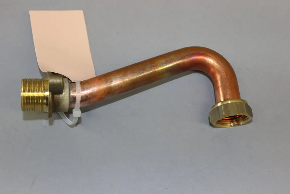 Kupferrohr mit einem gewindeten Anschluss und einer gebogenen Form, erkennbar an der goldenen Unterseite und der klaren Verbindung zur weißen Kennzeichnung. Produkt von Brötje.