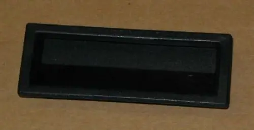 Schwarze, rechteckige Verkleidung, die für die Montage bestimmt ist. Es handelt sich um ein Brötje-Produkt, vermutlich für Heizungsanlagen.