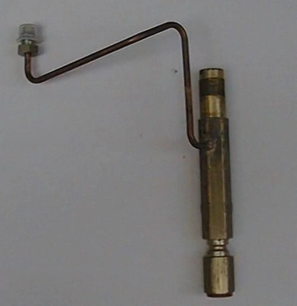 Brötje Düsenstock mit einer gebogenen Metallleitung und einem Anschluss, überwiegend aus Messing und Kupfer gefertigt, für spezifische technische Anwendungen konzipiert.