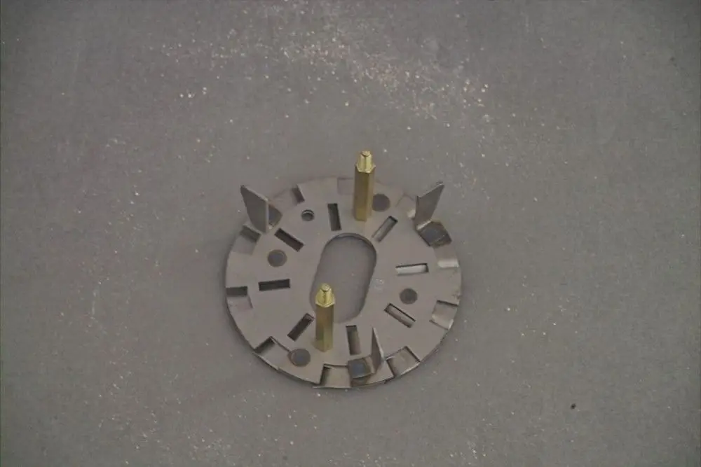 Stauscheibe von Brötje in metallischer Ausführung, rund mit mehreren Befestigungselementen und einem zentralen Ausschnitt.
