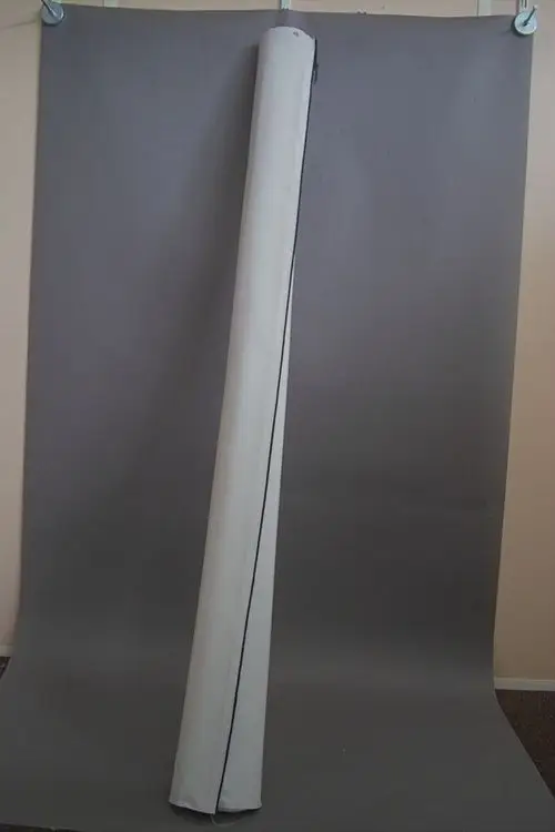 Vertikaler, weißer Mantel für die Brötje EAS 500 Serie, kombiniert mit einem grauen Hintergrund. Der Mantel ist aufgerollt und wird in senkrechter Position gehalten.