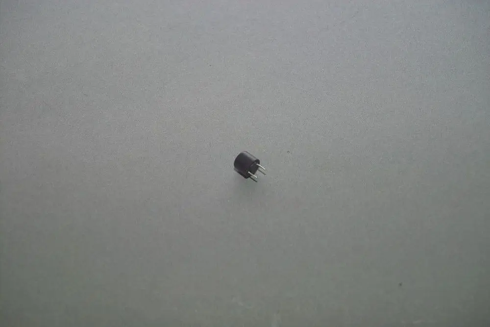 Schwarze Sicherung mit drei Anschlussstiften auf grauem Hintergrund. Die Marke Brötje ist deutlich erkennbar.