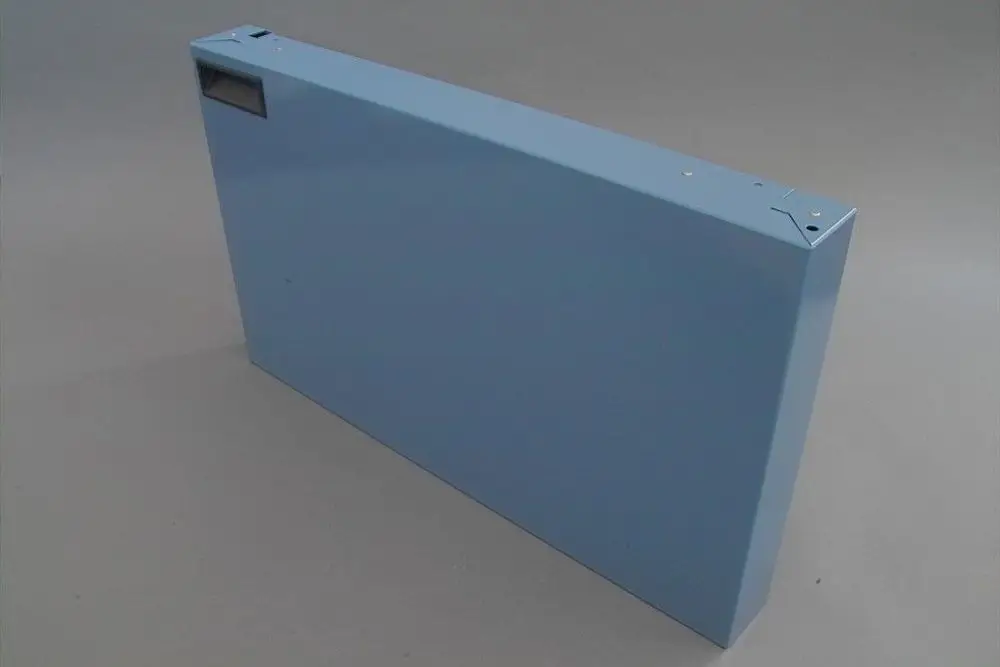 Brötje Verkleidungstür in blauer Farbe, rechteckige Form, mit einer seitlichen Anzeige und ohne erkennbare Spezifikationen oder Maße.