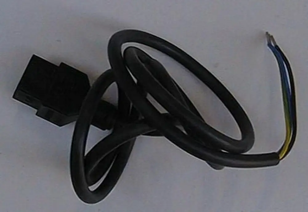 Brötje Kabel mit einem schwarzen Stecker und freiliegenden Drähten in verschiedenen Farben. Das Kabel ist in einer gewundenen Form präsentiert.