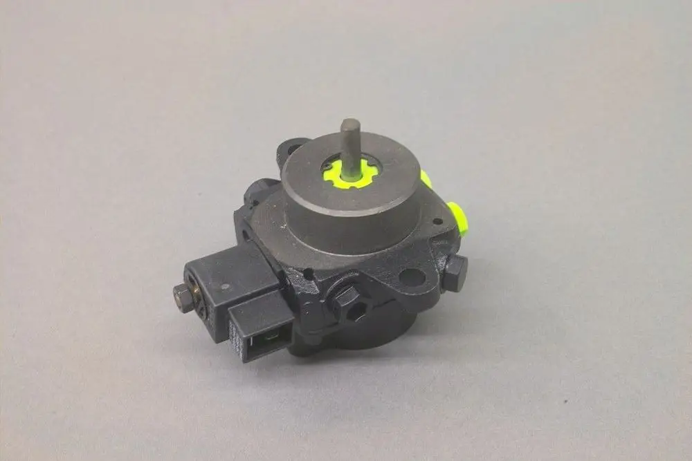 Ölpumpe von Brötje, schwarz mit Anschlussstecker und hervorstehenden Komponenten. Die Bauform ist kompakt und zeigt eine rotierende Achse in der Mitte.