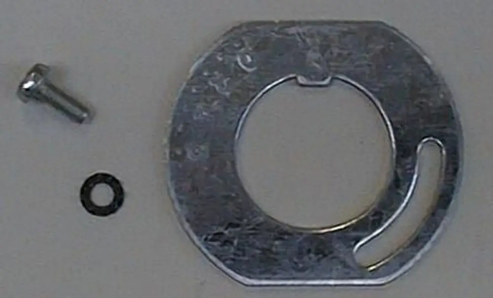 Metallischer Stellring von Brötje mit einem dazugehörigen Schraube und einer Unterlegscheibe. Komponenten scheinen Teil eines Montagesatzes zu sein.