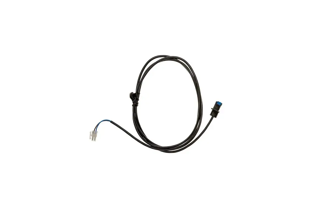 Schwarzes Kabel mit Steckverbindern, eines mit blauer Kappe, dient zur Verbindung innerhalb eines Brötje Regelungssystems.