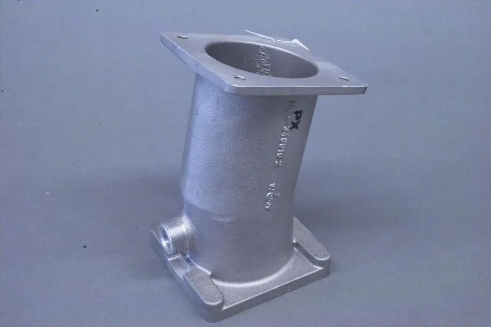 Aluminium Mischrohr von Brötje mit flachem Anschlussflansch und seitlichem Gewindeausgang, montiert in vertikaler Position.